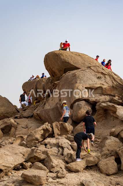 قمم ومرتفعات جبلية، مجموعة من الشباب العرب الخليجيين السعوديين يتسلقون الجبال، المشي في الصحراء، جبال القمر في مدينة جدة في المملكة العربية السعودية، ممارسة رياضة الهايكنج، حجارة وصخور جبلية، اماكن سياحية في السعودية، انشطة بدنية ترفيهية