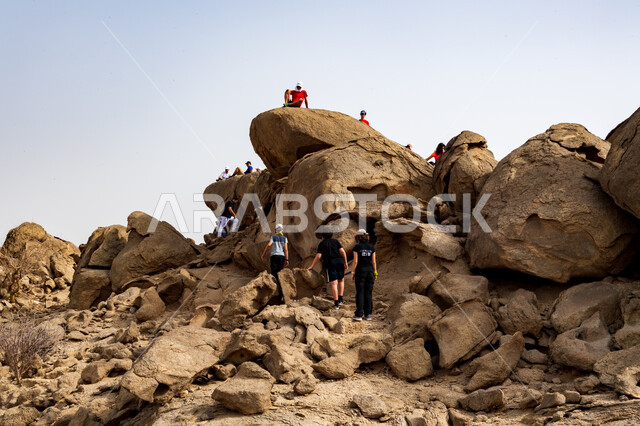 قمم ومرتفعات جبلية، مجموعة من الشباب العرب الخليجيين السعوديين يتسلقون الجبال، المشي في الصحراء، جبال القمر في مدينة جدة في المملكة العربية السعودية، ممارسة رياضة الهايكنج، حجارة وصخور جبلية، اماكن سياحية في السعودية، انشطة بدنية ترفيهية