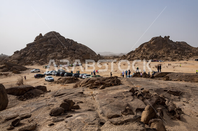 قمم ومرتفعات جبلية، مجموعة من الشباب العرب الخليجيين السعوديين يتسلقون الجبال، المشي في الصحراء، جبال القمر في مدينة جدة في المملكة العربية السعودية، ممارسة رياضة الهايكنج، حجارة وصخور جبلية، اماكن سياحية في السعودية، انشطة بدنية ترفيهية