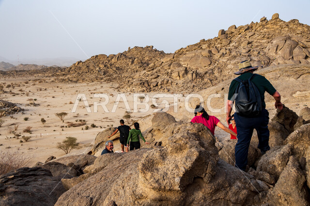 حجارة وصخور جبلية، مجموعة من الشباب العرب الخليجيين السعوديين يتسلقون الجبال، المشي في الصحراء، جبال القمر في مدينة جدة في المملكة العربية السعودية، ممارسة رياضة الهايكنج، قمم ومرتفعات جبلية، اماكن سياحية في السعودية، انشطة بدنية ترفيهية
