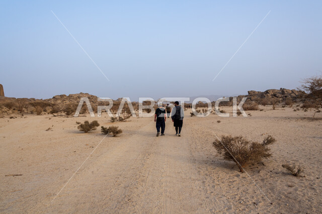 ممارسة رياضة الهايكنج، قمم ومرتفعات جبلية، مجموعة من الشباب العرب الخليجيين السعوديين يتسلقون الجبال، المشي في الصحراء، جبال القمر في مدينة جدة في المملكة العربية السعودية، حجارة وصخور جبلية، اماكن سياحية في السعودية، انشطة بدنية ترفيهية