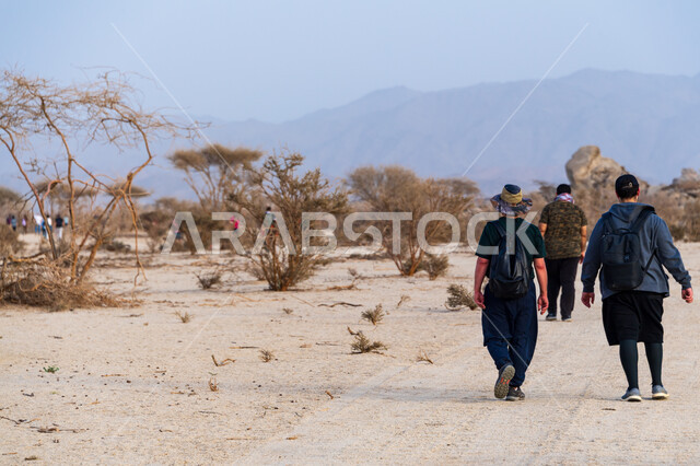 المشي في الصحراء، ممارسة رياضة الهايكنج، مجموعة من الشباب العرب الخليجيين السعوديين يتسلقون الجبال، جبال القمر في مدينة جدة في المملكة العربية السعودية، قمم ومرتفعات جبلية، حجارة وصخور جبلية، اماكن سياحية في السعودية، انشطة بدنية ترفيهية
