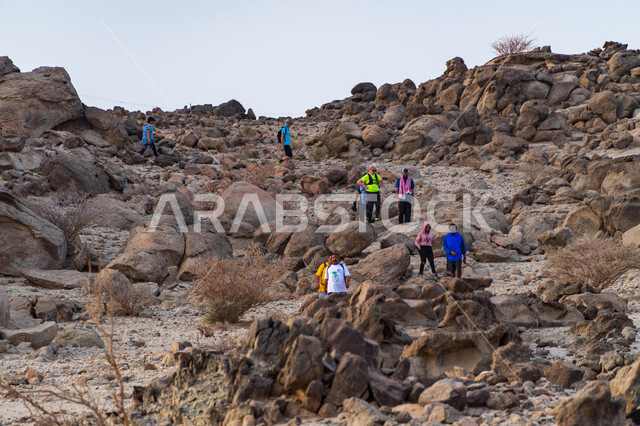 المشي في الصحراء، ممارسة رياضة الهايكنج، مجموعة من الشباب العرب الخليجيين السعوديين يتسلقون الجبال، جبال القمر في مدينة جدة في المملكة العربية السعودية، قمم ومرتفعات جبلية، حجارة وصخور جبلية، اماكن سياحية في السعودية، انشطة بدنية ترفيهية
