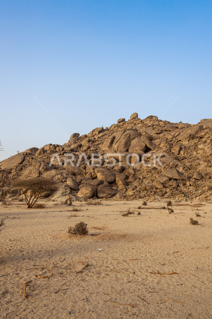 القمم والمرتفعات الجبلية، الطبيعة الجبلية في المناطق الصحراوية، جبل القمر في مدينة جدة في المملكة العربية السعودية، الحجارة والصخور الجبلية، اماكن سياحية في السعودية