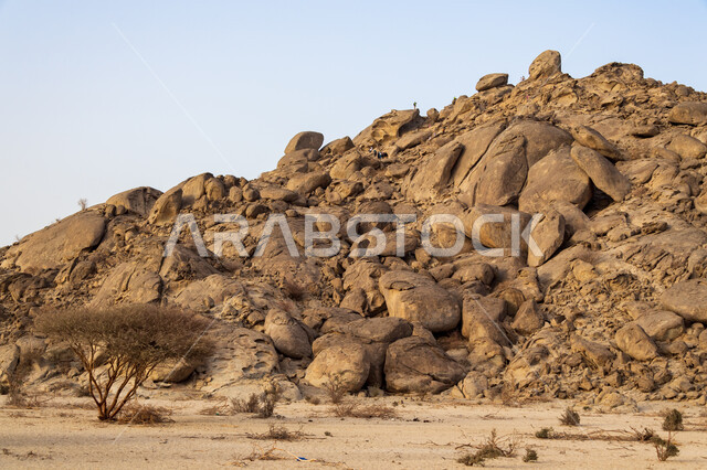 القمم والمرتفعات الجبلية، الطبيعة الجبلية في المناطق الصحراوية، جبل القمر في مدينة جدة في المملكة العربية السعودية، الحجارة والصخور الجبلية، اماكن سياحية في السعودية