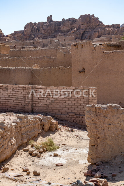 التكوينات الصخرية في المناطق الصحراوية، البيوت والمباني الاثرية القديمة في محافظة العلا في المملكة العربية السعودية، القمم والمرتفعات الجبلية، معالم اثرية تاريخية قديمة، اماكن سياحية في السعودية