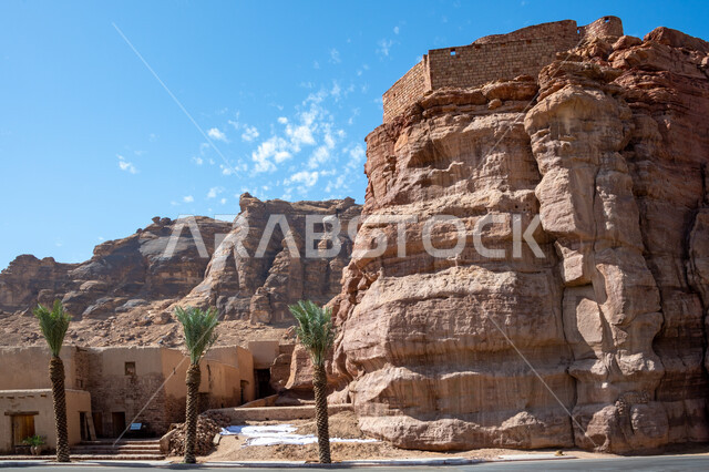 اشجار النخيل الخضراء الخضراء، القمم والمرتفعات الجبلية، التكوينات الصخرية في المناطق الصحراوية في محافظة العلا في المملكة العربية السعودية، البيوت والمباني الاثرية القديمة، معالم اثرية تاريخية قديمة، اماكن سياحية في السعودية