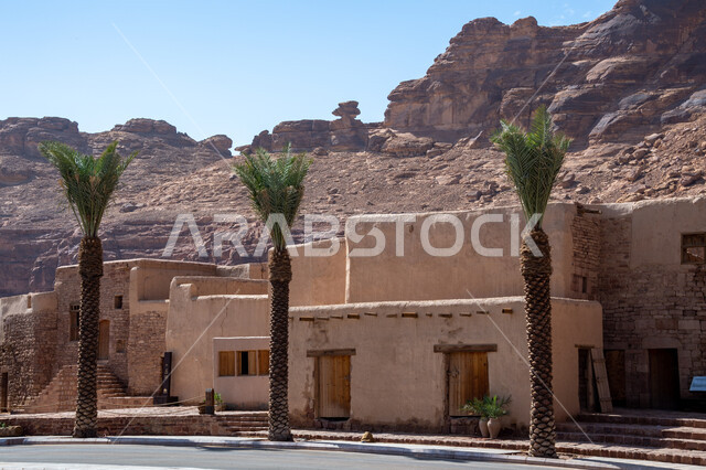 اشجار النخيل الخضراء الخضراء، البيوت والمباني الاثرية القديمة، التكوينات الصخرية في المناطق الصحراوية في محافظة العلا في المملكة العربية السعودية، القمم والمرتفعات الجبلية، معالم اثرية تاريخية قديمة، اماكن سياحية في السعودية