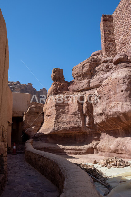 التكوينات الصخرية في المناطق الصحراوية في محافظة العلا في المملكة العربية السعودية، القمم والمرتفعات الجبلية، معالم اثرية تاريخية قديمة، اماكن سياحية في السعودية