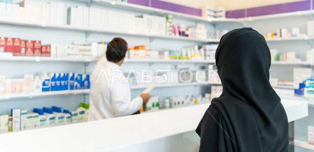 صيدلي عربي خليجي سعودي يقوم بتوفير وتجهيز الادوية اللازمة للمريضة ،صرف الادوية الموجودة في الوصفات الطبية ، بيع الادوية والمستلزمات الطبية ، مهنة الصيدلة