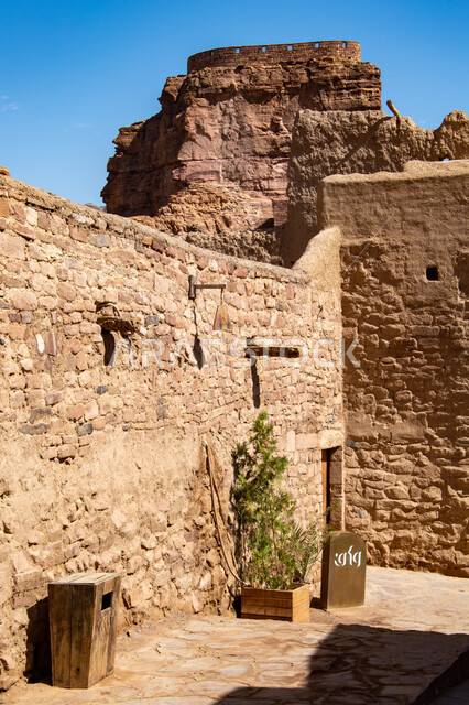 معالم اثرية تاريخية قديمة، بيوت تراثية طينية قديمة، القمم والمرتفعات الجبلية، المباني الاثرية القديمة في محافظة العلا في المملكة العربية السعودية، التكوينات الصخرية في المناطق الصحراوية، اماكن سياحية في السعودية