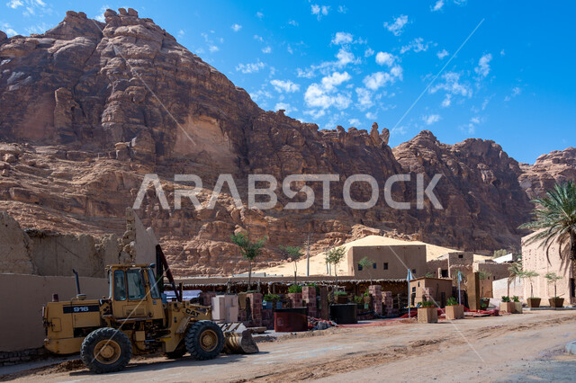 بيوت تراثية طينية قديمة، معالم اثرية تاريخية قديمة، القمم والمرتفعات الجبلية، المباني الاثرية القديمة في محافظة العلا في المملكة العربية السعودية، التكوينات الصخرية في المناطق الصحراوية، اماكن سياحية في السعودية