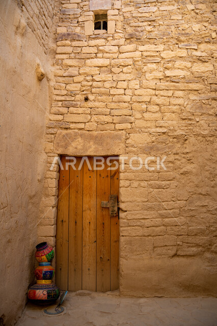 معالم اثرية تاريخية، ابواب خشبية تراثية قديمة، المباني الاثرية في محافظة العلا في المملكة العربية السعودية، البيوت والمنازل الطينية في العلا، اماكن سياحية  في السعودية