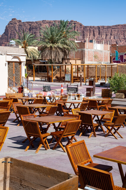 معالم اثرية تاريخية قديمة، الكراسي والطاولات الخشبية في احد الكافيهات في محافظة العلا في المملكة العربية السعودية، القمم والمرتفعات الجبلية، التكوينات الصخرية في المناطق الصحراوية، اماكن سياحية في السعودية