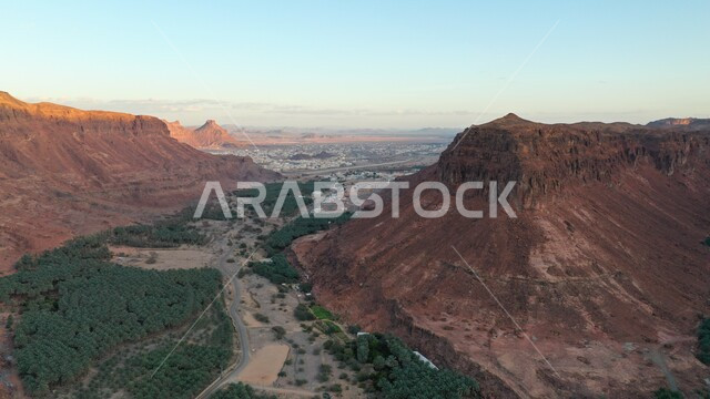 صورة من الاعلى لواحات السعودية و مزارع أشجار النخيل ،محافظة العلا في المملكة العربية السعودية ، أماكن سياحية في السعودية ، المعالم التاريخية والآثرية القديمة في مدينة العلا ،  المرتفعات الجبلية والتكوينات الصخرية الطبيعية , خلفية الطبيعه