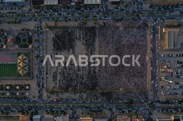 صورة جوية لصفوف المسلمين وقت أداء صلاة العيد , أجواء العيد السعيد, الطرق و الشوارع المعبدة, ازدحام السير في الطرقات والشوارع, المباني والبيوت في الرياض .