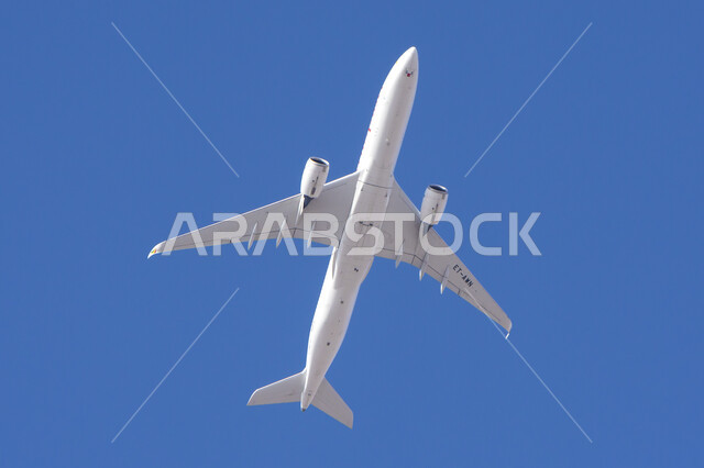 طائرة بيضاء تحلق في سماء  الرياض , وسائل النقل الجوية في المملكة العربية السعودية, خلفية السماء الزرقاء 