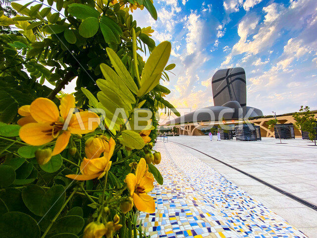 الفن الهندسي المعماري، زراعة النباتات والزهور ,معالم ثقافية مشهورة، مركز الملك عبدالعزيز الثقافي العالمي في مدينة الظهران في المملكة العربية السعودية،   مبنى مركز الملك عبد العزيز، السياحة في السعودية، معالم سياحية, منظر السماء المليئة بالغيوم البيضاء .