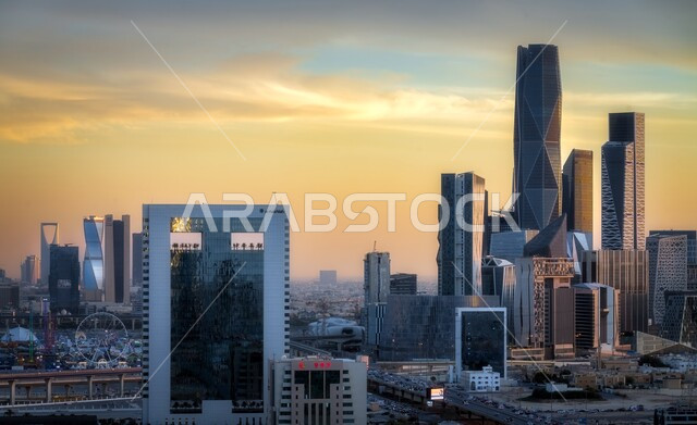 مركز الملك عبدالله المالي ( كافد ) في الرياض في المملكة العربية السعودية وقت غروب الشمس ، الأبراج المالية والاقتصادية والمنشأت المعمارية ، السياحة في السعودية ، إطلالة على مركز الملك عبدالله المالي , الابراج وناطحات السحاب