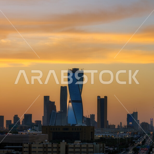  الأبراج وناطحات السحاب في عاصمة الرياض وقت غروب الشمس، معالم الرياض المشهورة في المملكة العربية السعودية، أفق مدينة الرياض، أماكن سياحية في السعودية، الفن الهندسي المعماري .