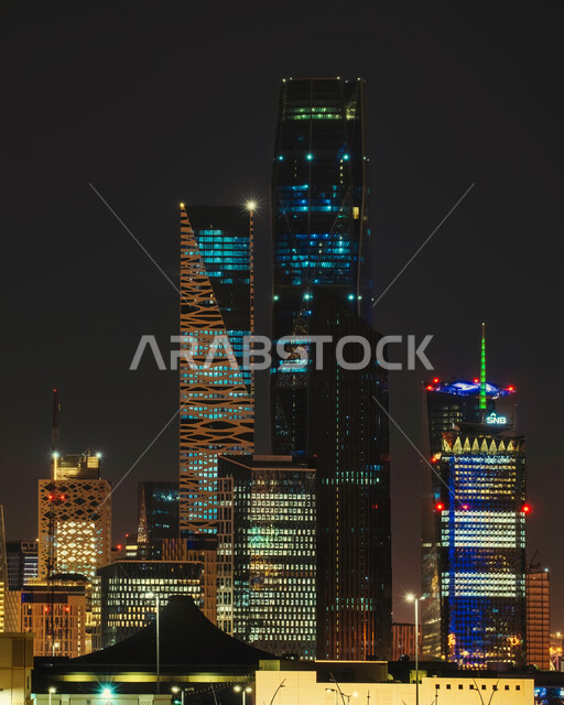 الأبراج المالية والاقتصادية والمنشأت المعمارية ،مركز الملك عبدالله المالي ( كافد ) المضيئ في الرياض في المملكة العربية السعودية ليلا ،  السياحة في السعودية ، إطلالة على مركز الملك عبدالله المالي , الابراج وناطحات السحاب