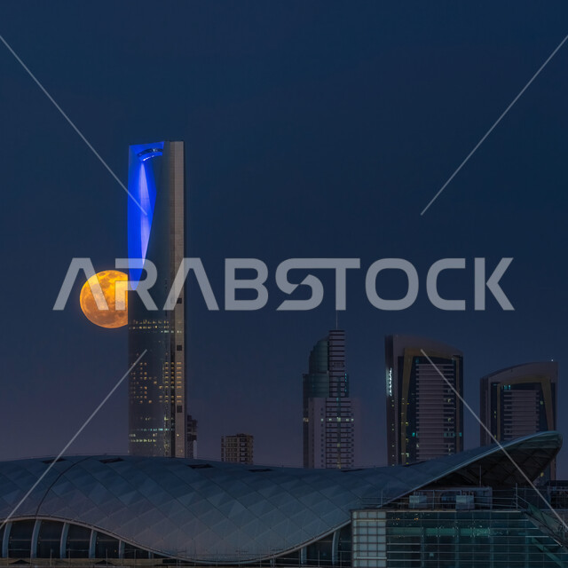 القمر بدر في سماء  مدينة الرياض, برج المملكة المضيئ ليلا,   الفن الهندسي المعماري للأبراج وناطحات السحاب, السياحة في المملكه العربيه السعودية ، معالم مشهورة، السماء والمناظر الطبيعية في الرياض