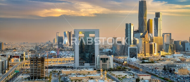 الفن الهندسي المعماري, الأبراج وناطحات السحاب في عاصمة الرياض وقت غروب الشمس، معالم الرياض المشهورة في المملكة العربية السعودية، أفق مدينة الرياض، أماكن سياحية في السعودية .