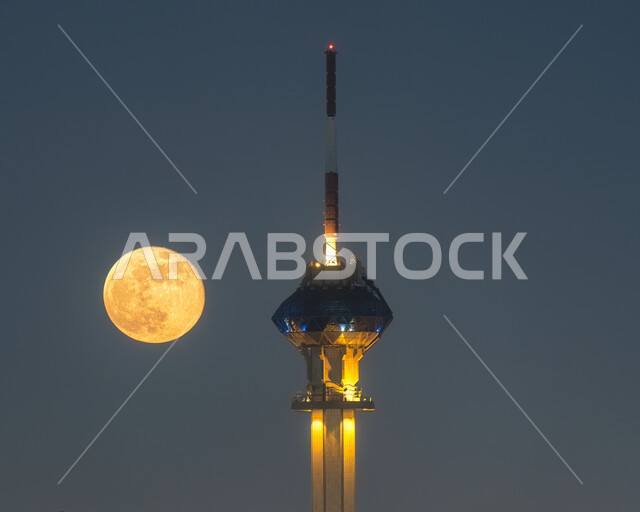 القمر  بدر مكتمل جانب برج التلفزيون في سماء المملكة العربية السعودية, الفن الهندسي المعماري, مناظر طبيعية ليلية للسماء, معالم مشهورة .