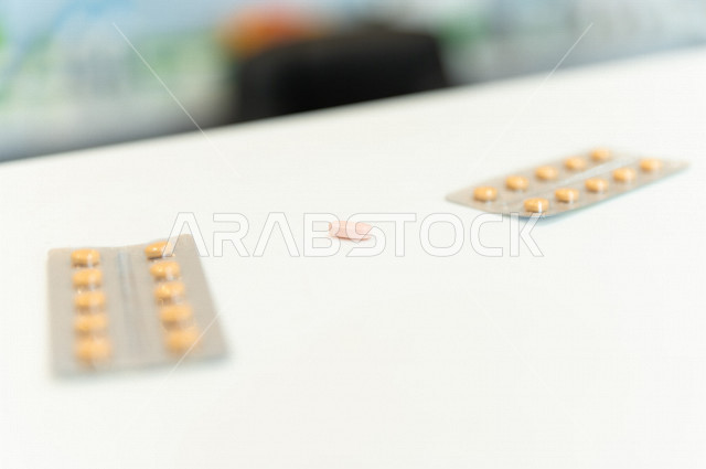 صورة لاشرطة تحتوي على اقراص الدواء ، جرعة دواء خاصة بالمريض ،ادوية لمعالجة الحالات المرضية ، الوقاية من الامراض ، ادوية وعقاقير طبية