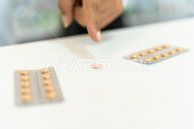 صورة لاشرطة تحتوي على اقراص الدواء ، جرعة دواء خاصة بالمريض ،ادوية لمعالجة الحالات المرضية ، الوقاية من الامراض ، ادوية وعقاقير طبية