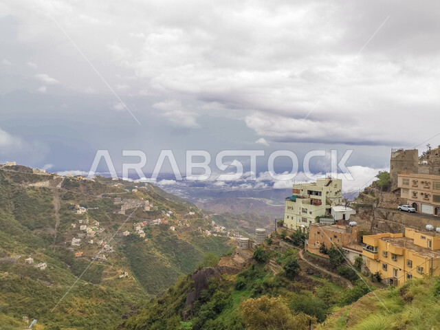 اماكن ومعالم سياحية في السعودية، القمم والمرتفعات الجبلية، السماء الملبدة بالغيوم والسحب فوق جبال الفيفاء، البيوت والمباني السكنية في جازان في المملكة العربية السعودية، الاشجار والنباتات الخضراء، خلفية الطبيعة