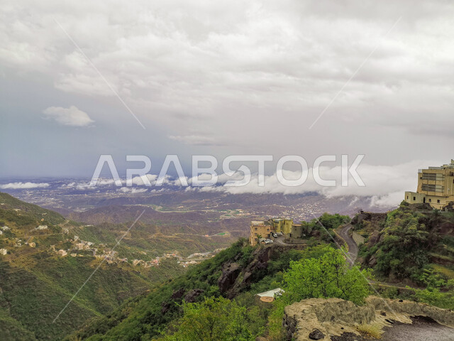 منظر السماء الملبدة بالغيوم ,المدرجات الزراعية الخضراء, السماء المليئة بالغيوم البيضاء فوق جبال الفيفاء، اماكن ومعالم سياحية في السعودية، البيوت والمباني السكنية في جازان في المملكة العربية السعودية،  القمم والمرتفعات الجبلية،  خلفية الطبيعة
