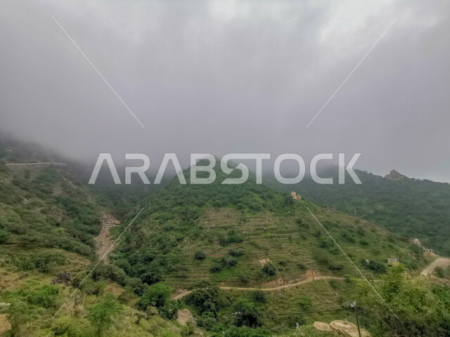 المدرجات الزراعية الخضراء في جازان في المملكة العربية السعودية, القمم والمرتفعات الجبلية، السماء الملبدة بالغيوم والسحب فوق جبال الفيفاء، اماكن ومعالم سياحية في السعودية،  الاشجار والنباتات الخضراء، خلفية الطبيعة