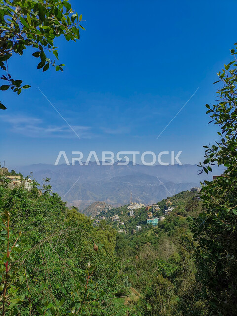 القمم والمرتفعات الجبلية، المدرجات الزراعية الخضراء, السماء المليئة بالغيوم البيضاء فوق جبال الفيفاء، اماكن ومعالم سياحية في السعودية، البيوت والمباني السكنية في جازان في المملكة العربية السعودية،   خلفية الطبيعة