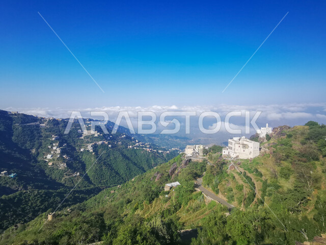 المدرجات الزراعية الخضراء, السماء المليئة بالغيوم البيضاء فوق جبال الفيفاء، اماكن ومعالم سياحية في السعودية، البيوت والمباني السكنية في جازان في المملكة العربية السعودية،  القمم والمرتفعات الجبلية،  خلفية الطبيعة