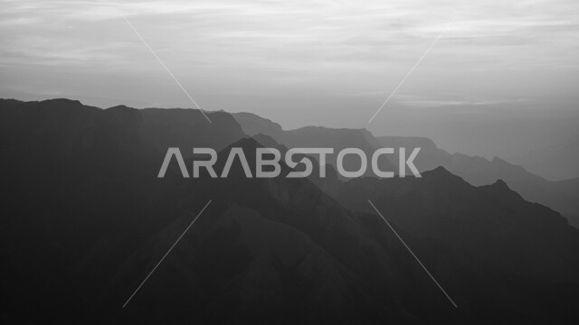 صورة بالابيض و الاسود لمنظر شروق الشمس على المرتفعات الجبلية ,  خلفية الطبيعة, سيلوليت .