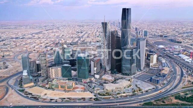 معالم محطة مركز الملك عبدالله المالي إحدى أكبر محطات قطار الرياض في المملكة العربية السعودية ، حي الملك عبدالله المالي ، مترو الرياض ، الحي المالي ، العمود الفقري لنظام النقل العام في الرياض