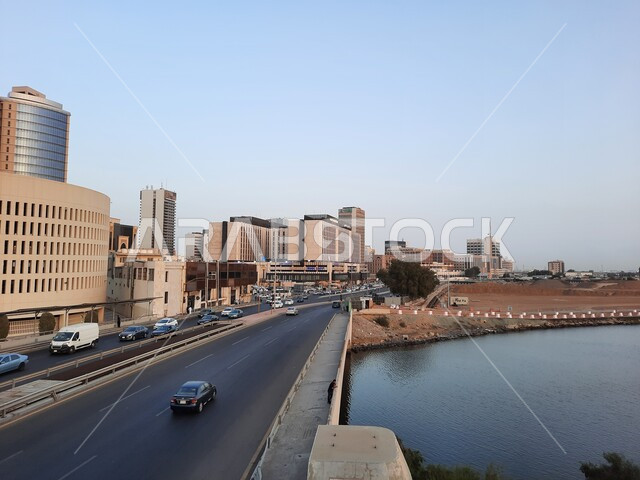 إطلالة على الواجهة البحرية لمدينة جدة , حركة المرور في شوارع وطرقات حي البلد, المباني و الأبراج التجارية في منطقة البلد التاريخية, معالم مدينة جدة في المملكة العربية السعودية, التصميم الهندسي المعماري في السعودية