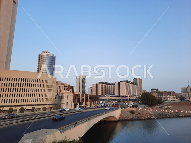 حركة السير في شوارع وطرقات حي البلد, إطلالة على الواجهة البحرية لمدينة جدة , العمارات و الأبراج التجارية في منطقة البلد التاريخية, معالم مدينة جدة في المملكة العربية السعودية, الفن الهندسي المعماري في السعودية