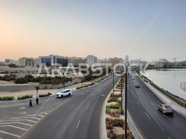 التطور المعماري في المملكة العربية السعودية, حركة السير في شوارع وطرقات جدة, إطلالة على الواجهة البحرية لمدينة جدة , الأبنية و الأبراج التجارية في منطقة البلد التاريخية