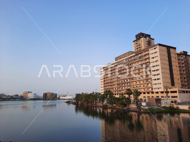 معالم تجارية بارزة في منطقة البلد التاريخية, مركز الكورنيش التجاري في مدينة جدة, إطلالة على المباني و الأبراج في الواجهة البحرية, مولات ومتاجر تسوق في المملكة العربية السعودية