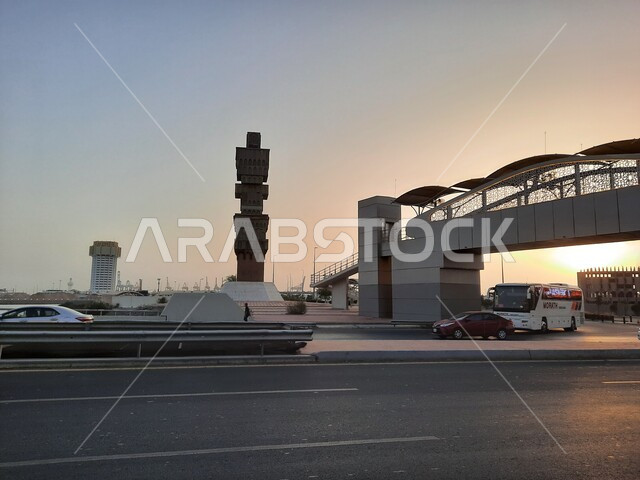 جسر المشاة في مدينة جدة بالمملكة العربية السعودية ، إطلالة لغروب الشمس في شوارع جدة, حركة السير في الشوارع المعبدة بالسعودية , مفهوم السلامة المرورية للمشاة, اتخاذ تدابير الأمان المرورية