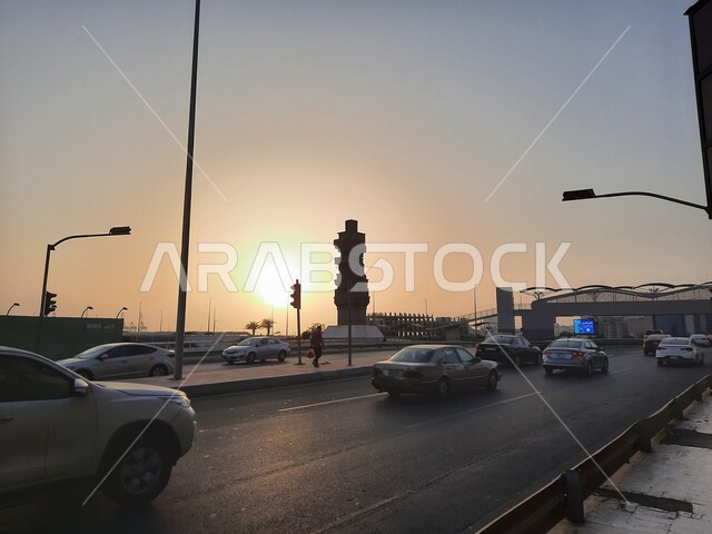 فن هندسة الطرقات في المملكة , الشوارع و الطرق المعبدة في مدينة جدة, التصميم الهندسي المعماري لطرق مدينة جدة, حركة مرور السيارات في طرقات المملكة العربية السعودية, إطلالة لغروب الشمس في شوارع السعودية 