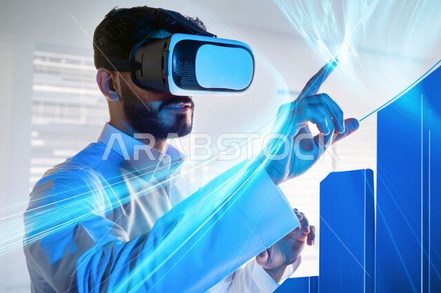 رجل عربي خليجي سعودي يرتدي نظارات الواقع الافتراضي ثلاثية الابعاد، الاستمتاع والتفاعل ومحاكاة العالم الافتراضي، النقر باصبع السبابة على موجات هولوجرامية، حركة اصبع واشارات