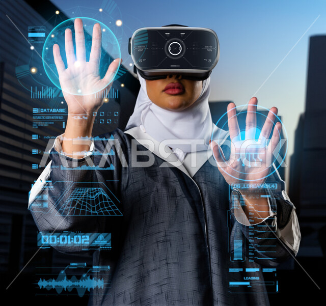 فتاة عربية سعودية خليجية ترتدي نظارات الواقع الافتراضي ثلاثية الابعاد، الاستمتاع والتفاعل ومحاكاة العالم الافتراضي، لمس وتحريك عناصر هولوجرامية، شاشات قواعد البيانات، حركة يد واشارات