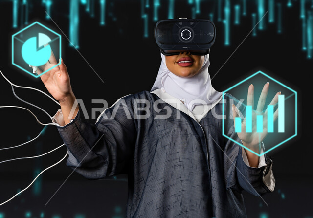 ايقونات وروسومات بيانية، فتاة عربية سعودية خليجية ترتدي نظارات الواقع الافتراضي ثلاثية الابعاد، الاستمتاع والتفاعل ومحاكاة العالم الافتراضي، لمس وتحريك عناصر هولوجرامية، حركة يد واشارات
