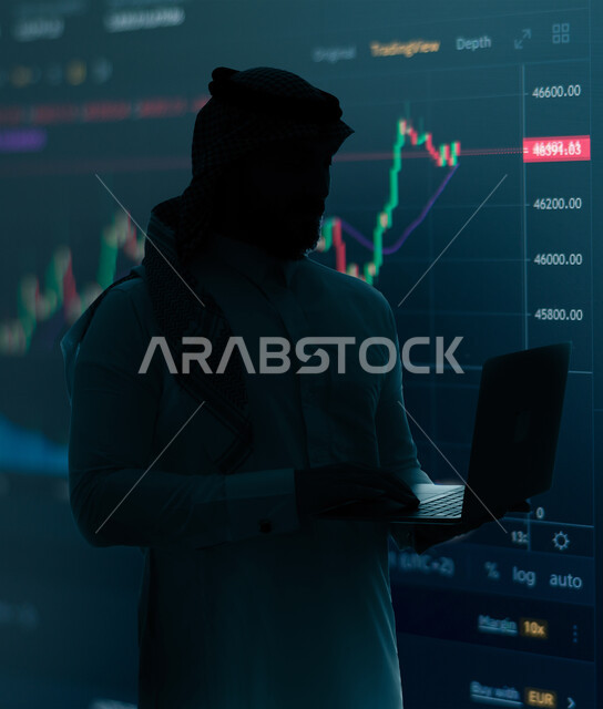 مراقبة المعلومات المالية، صعود وهبوط مؤشر البورصة، صورة ظلية لرجل أعمال عربي سعودي خليجي يستخدم جهاز الحاسوب المحمول، الاقتصاد والمعلومات المالية، الرسم البياني للسوق المالي، خلفية مؤشر اسهم البورصة