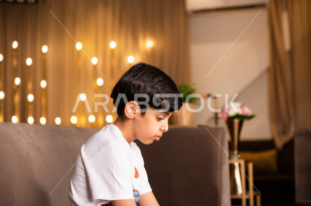 طفل سعودي خليجي بتعابير وجه و ايماءات تدل على الحزن ، الضغط النفسي للأطفال 