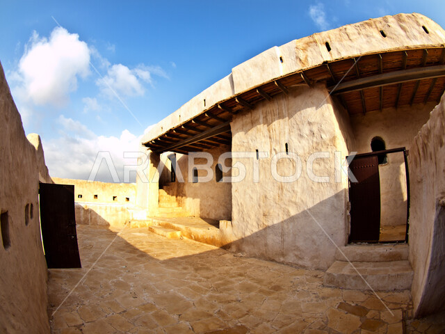 صورة لأحد  المباني والبيوت الطينية الأثريه القديمه في المملكه العربيه السعوديه, جزيرة فرسان جيزان التاريخيه القديمه , السياحة في السعوديه، التصميم المعماري العربي القديم