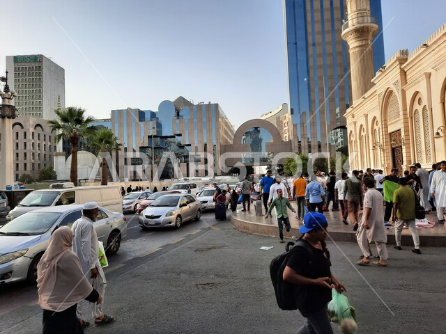 الازدحام المروري في جدة  بالمملكة العربية السعودية, إطلالة على مركز المحمل التجاري في جدة, الشوارع و الأسواق التجارية في مدينة جدة, أسواق حي البلد المكتظة بالناس, المباني و الأبراج التجارية في منطقة البلد التاريخية بالسعودية